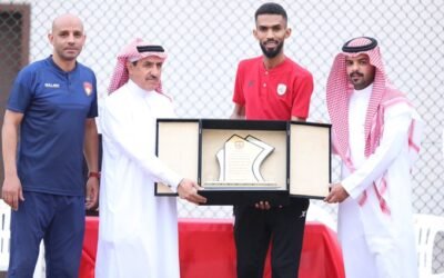 نادي الشباب يهدي نادي ضمك درعاً تذكارياً