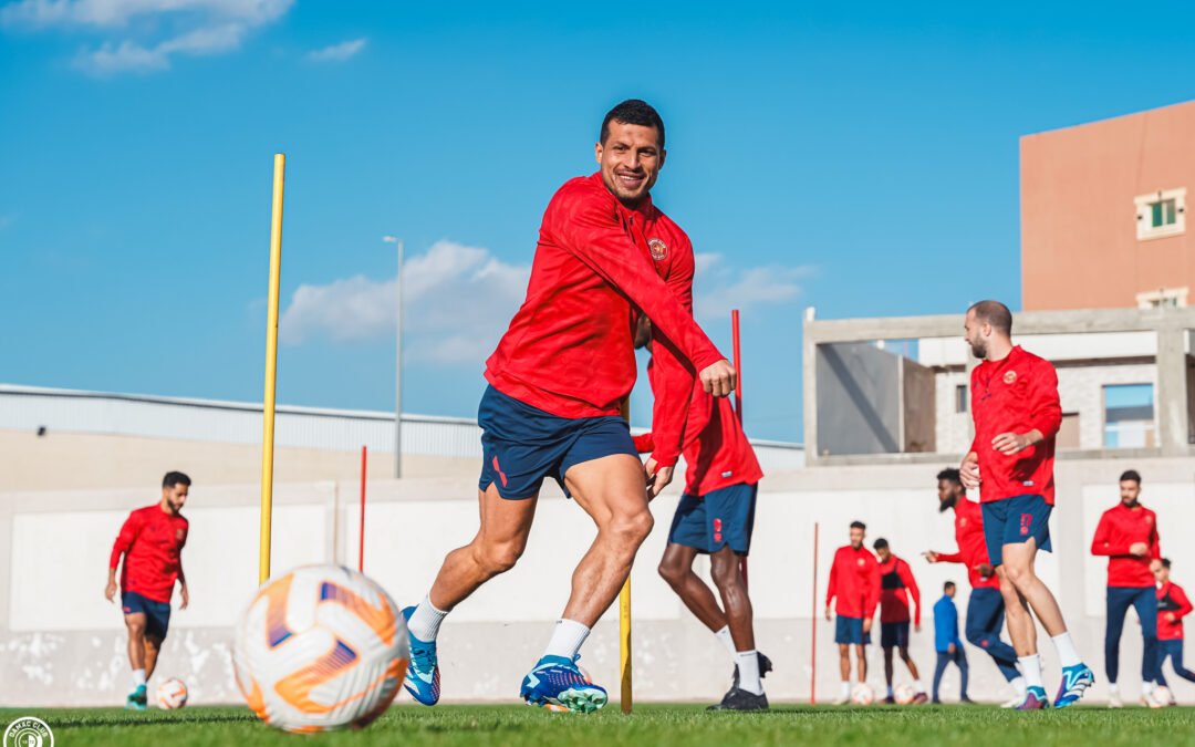 الفريق الكروي الأول يختتم تحضيراته لمواجهة الطائي