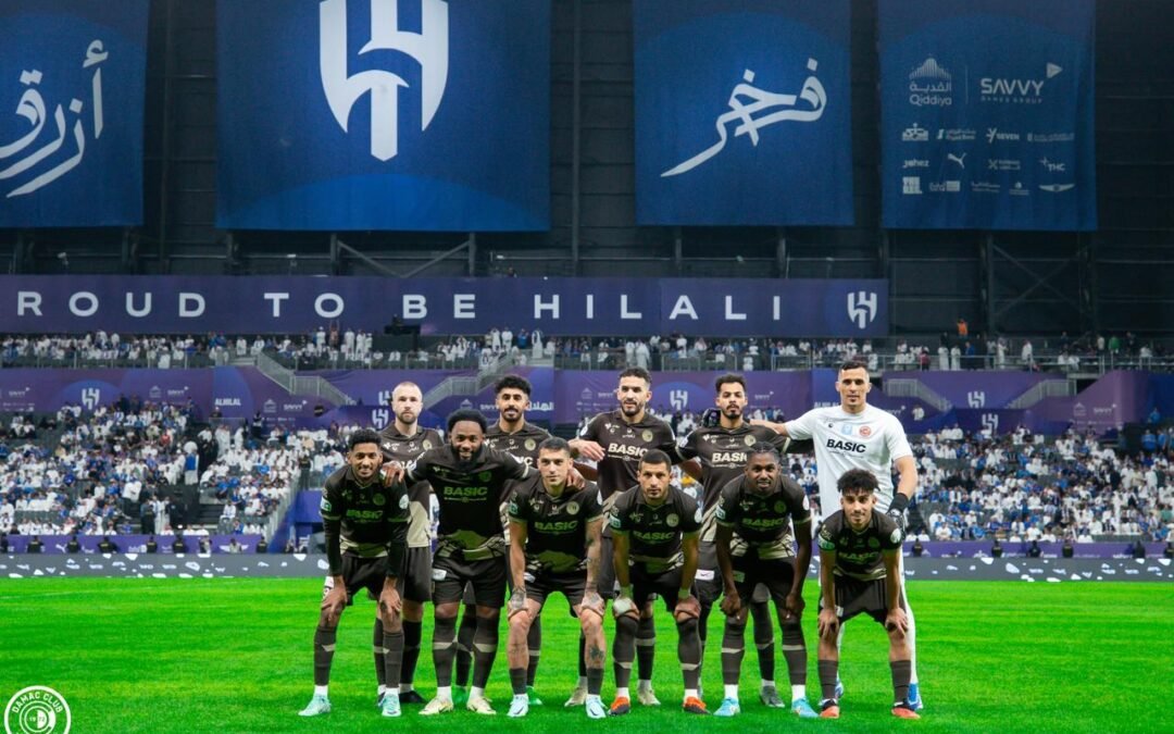 الهلال ينجو من ضمك
