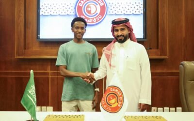ضمك يعزز خياراته في الوسط بضم أحمد عمر